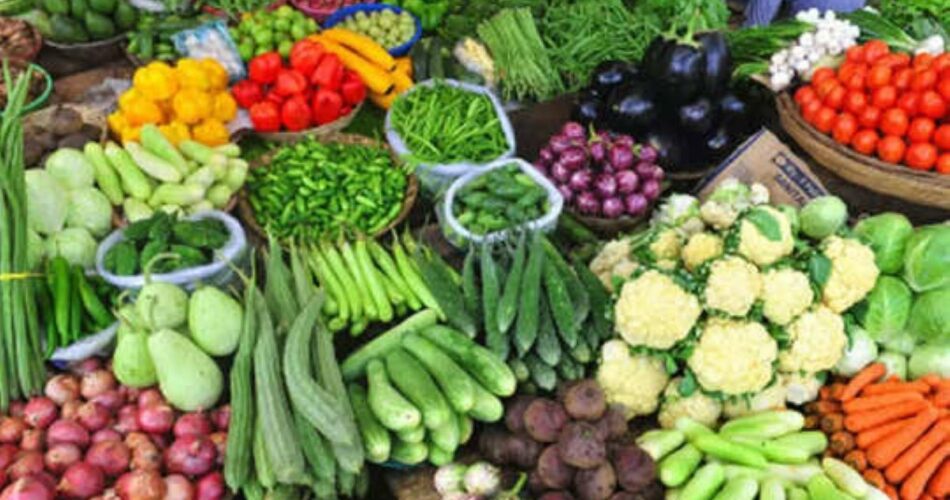 टमाटर के साथ प्याज ने लगाई छलांग! हरी सब्जियों ने भी भरी रफ्तार, जानिए आज का ताजा भाव 