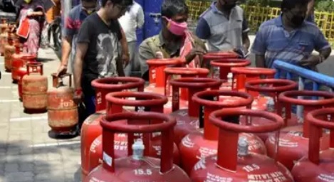 अगस्त के पहले दिन मिली बड़ी खुशखबरी, सस्ता हुआ LPG सिलेंडर, जानिए नई रेट लिस्&zwj;ट