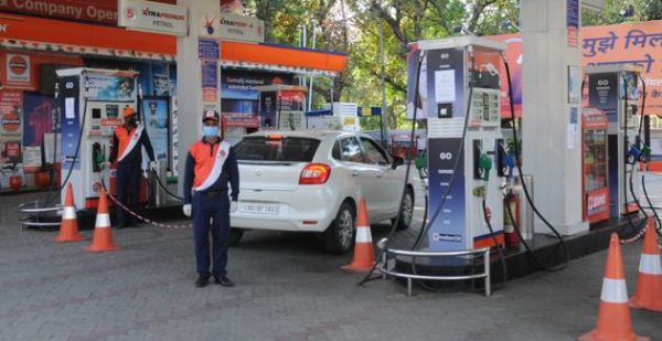 Petrol Diesel Price: कच्चे तेल की कीमतों में उछाल,जानें अपने शहर में तेल का भाव