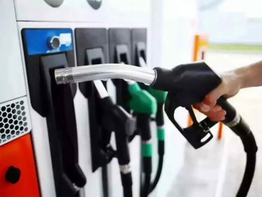 क्रूड ऑयल के भाव में आई कमी, जानें पेट्रोल-डीजल की कीमत में कितना हुआ बदलाव?