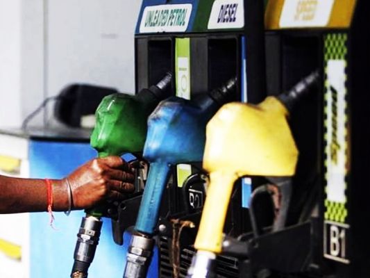 कच्चे देल के दामों में गिरावट, जानिए क्या है देश में पेट्रोल की कीमत?