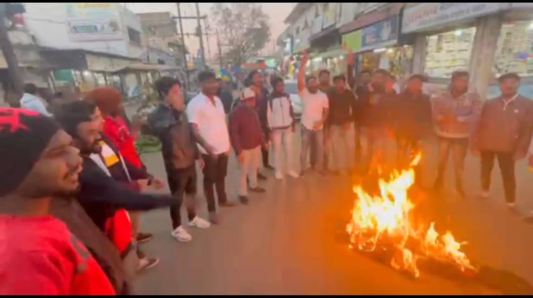 असम के मुख्यमंत्री के द्वारा किए गए अभद्र टिप्पणी के विरोध में एनएसयूआई के कार्यकर्ताओं द्वारा पुतले में थूक कर पुतला दहन किया गया