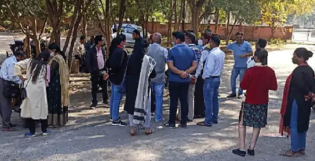 छत्तीसगढ़ में कल तहसीलदारों की रहेंगी हड़ताल प्रशासनिक अफसरों की भी काम बंद की चेतावनी , रायगढ़ में वकीलों की तलाश में छापे , एक गिरफ्तार