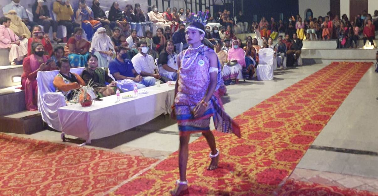 आदिवासी कला-संस्कृति के प्रदर्शन के साथ ट्रांसजेंन्डर्स का रैम्प वॉक, समाज कल्याण विभाग ने ट्रांसजेंडर्स को समाज की मुख्यधारा से जोड़ने किया अनूठा आयोजन