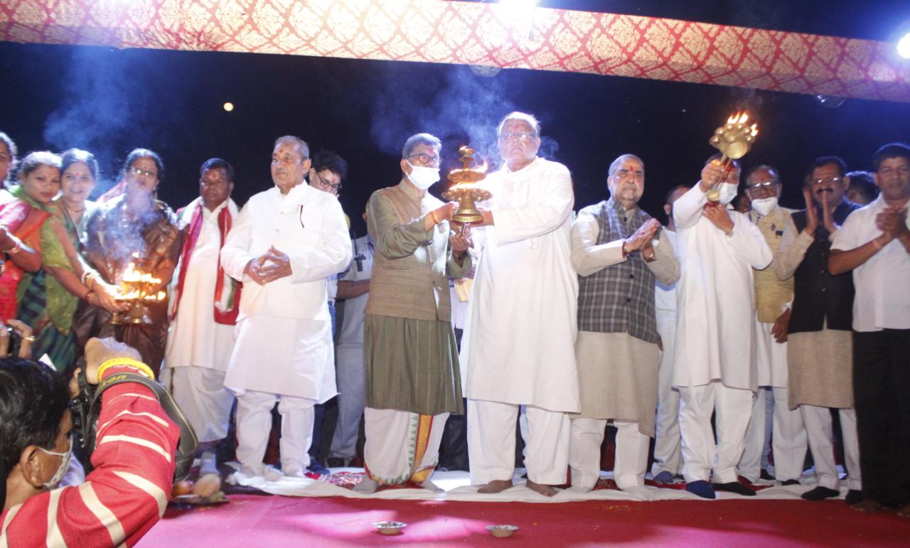 राजिम माघी पुन्नी मेला का विधानसभा अध्यक्ष डॉ. चरणदास महंत ने किया शुभारंभ..  आपसी प्रेम और सदभाव के साथ मिलकर गढ़ेंगे नवा छत्तीसगढ :विधानसभा अध्यक्ष डॉ. चरणदास महंत राजिम माघी पुन्नी मेले का लौटा पुरातन गौरवशाली स्वरूप :धर्मस्व मंत्री श्री ताम्रध्वज साहू