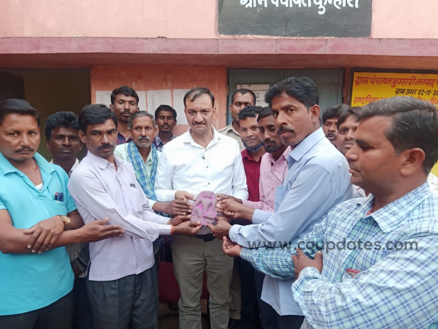 रायपुर : तालाब खुदाई में मिली योग नृसिंह की विरल प्राचीन मूर्ति रायपुर के घासीदास स्मारक संग्रहालय लायी गई.. लाल बलुआ पत्थर से निर्मित यह मूर्ति 4थी-5वीं सदी की आंकी जा रही है.. खनन के दौरान गुप्तकालीन मृदभांड भी मिला..