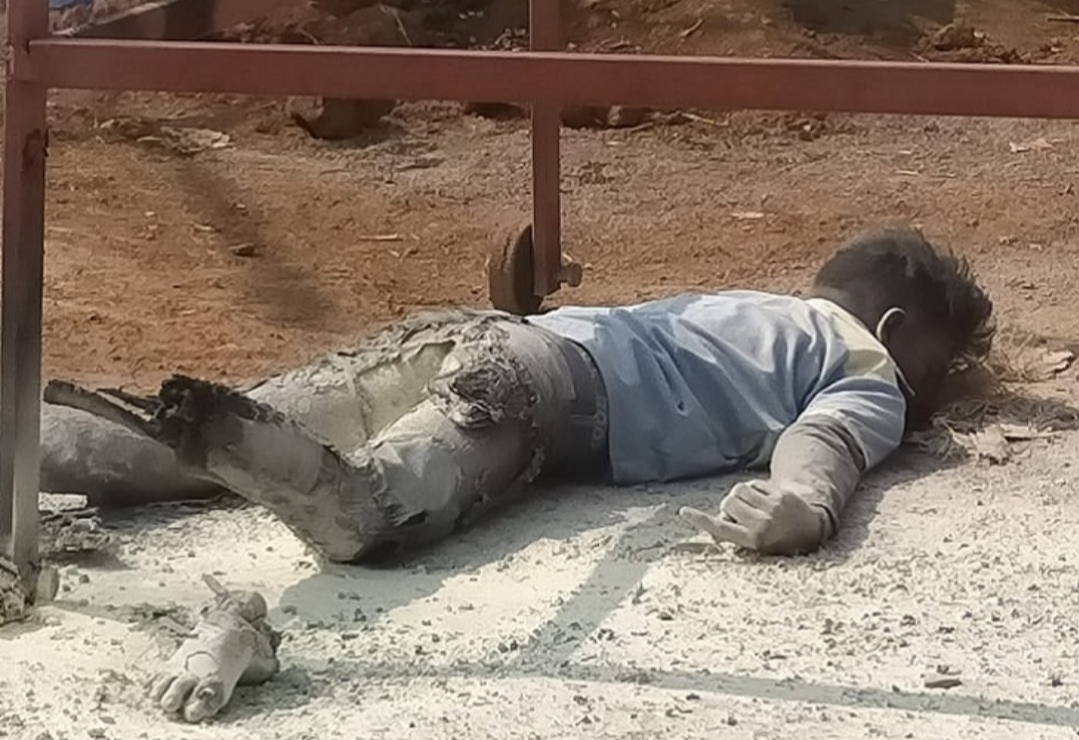 पेट्रोल पंप में लगा रहा था झंडा करंट लगने से जल कर हुआ खाक गुस्साए लोगों ने डेढ़ घण्टे जाम रखा अकलतरा - बिलासपुर मार्ग