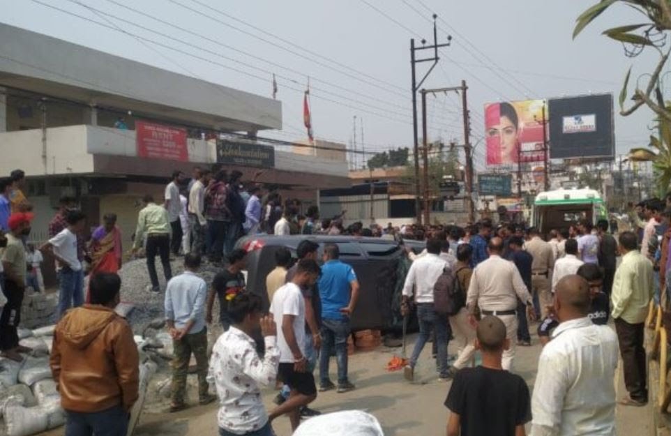 बड़ी खबर - शहर के बीचों-बीच तेज रफ्तार कार मजदूरों को रौंदते हुए पलटी, एक महिला की मौत, 8 लोग गंभीर रुप से घायल