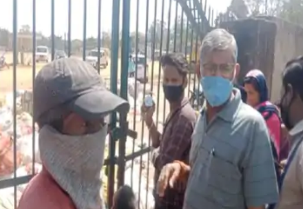 छत्तीसगढ़ विरोध करने वालों को समझाने गए थे मेयर , लोगों ने कहा इन्हें भी तो पता चले बदबू की समस्या , और जहा डंप  होता है कचरा वही कर दिए अपने साथ बंद