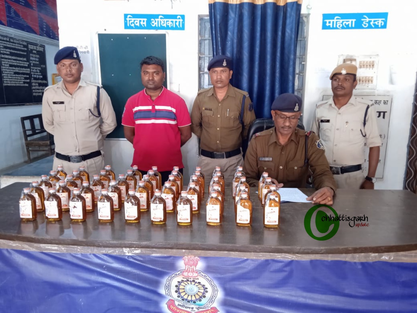 कोरिया: अवैध शराब बिक्री करने वाले युवक को मनेन्द्रगढ़ पुलिस ने किया गिरफ्तार.! मध्यप्रदेश से शराब लाकर युवक करता था बिक्री..