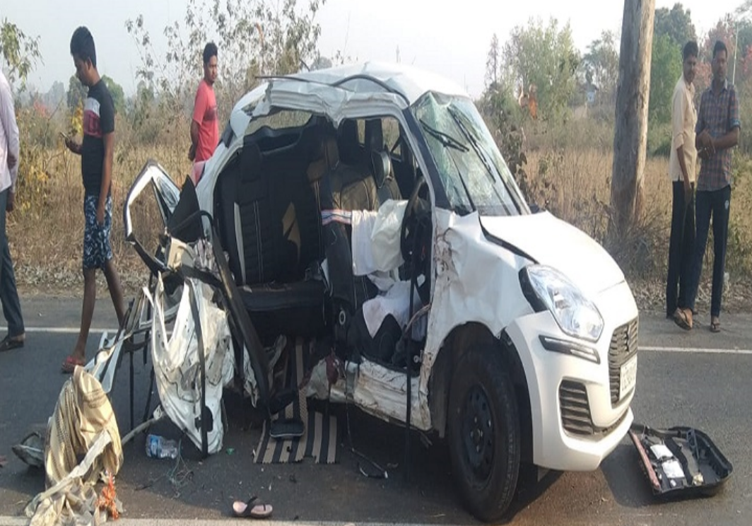 सड़क हादसे में 3 की मौत सूरजपुर से बनारस जा रहे था वरिष्ठ पत्रकार का परिवार अनियंत्रित होकर पलटी कार , सीएम ने जताया दुख ।