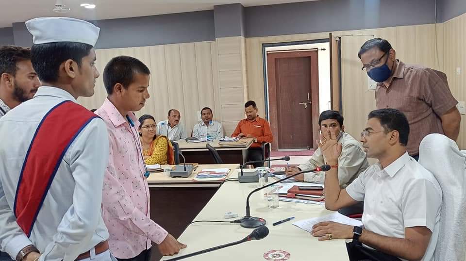 कोरिया: टीवी शो शार्क टैंक की तर्ज पर कलेक्टर श्री शर्मा के समक्ष युवक ने अपने इन्नोवेटिव आईडिया को किया पिच..बिना ईंधन के चलने वाले जनरेटर का मॉडल बनाने की इच्छा लेकर युवक पहुंचा जनचौपाल में, कलेक्टर ने प्रयास की प्रशंसा की, युवक को आवश्यक उपकरण उपलब्ध कराने डीईओ को दिये निर्देश...