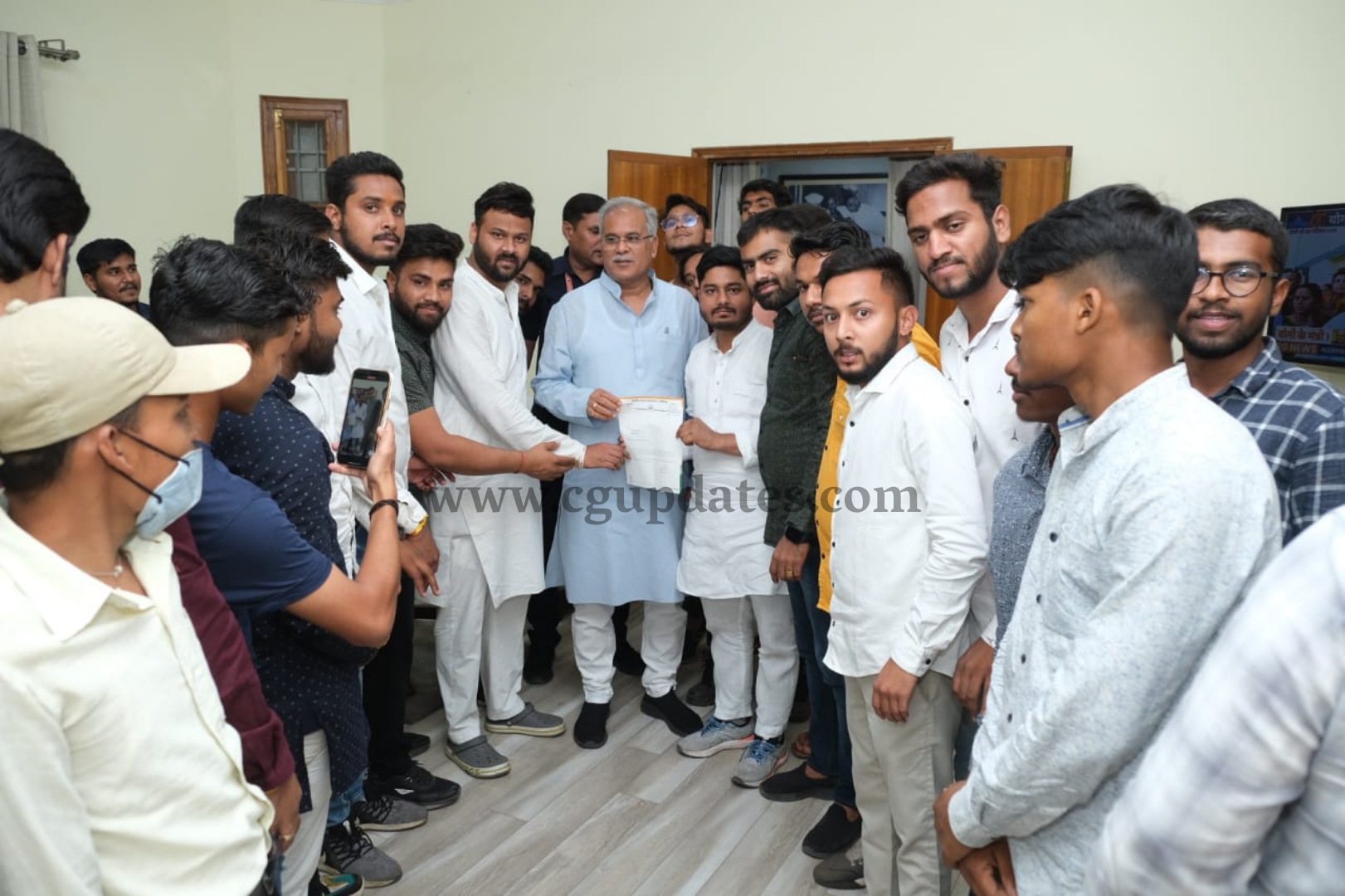 छत्तीसगढ़: ऑनलाइन परीक्षा की मांग को लेकर मुख्यमंत्री से मिले NSUI प्रदेश अध्यक्ष नीरज पाण्डे..प्रदेश अध्यक्ष नीरज पांडेय के नेतृत्व में छात्र नेताओं ने मुख्यमंत्री निवास पहुंचकर मुख्यमंत्री को सौंपा ज्ञापन.. 