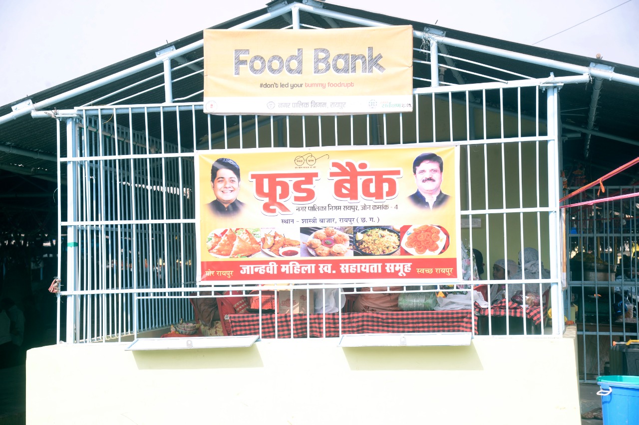 रायपुर में यहां 1 किलो पॉलीथिन लाइये 1 प्लेट गरमा गरम नाश्ता पाइये , रायपुर को पॉलीथिन फ्री बनाने के लिए की पहल