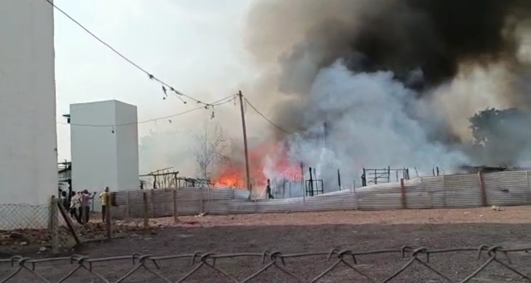 छत्तीसगढ़: बस्ती में लगी आग..20 से अधिक घरों को लिया चपेट में...