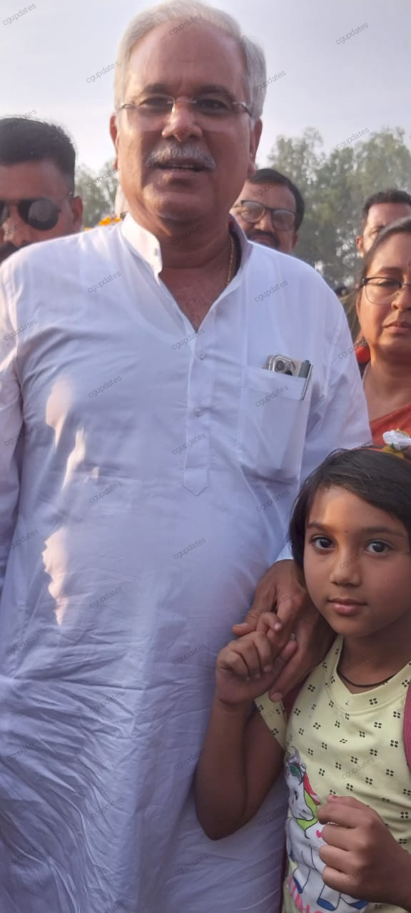 सीएम ने बच्चों के साथ बिताया वक्त, बैकुंठपुर के चरचा में हैलीपेड पर बच्चों को देखकर पास बुलाया, खिचवाई सेल्फी ..