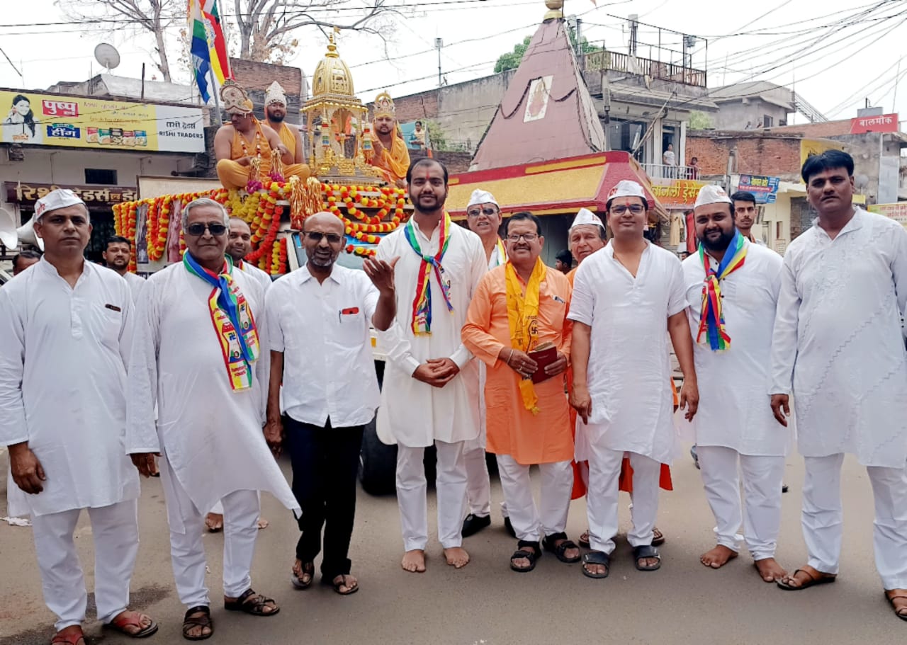 मनेन्द्रगढ़ में धूम-धाम से मनाई गयी महावीर जयंती, जयंती के उपलक्ष में निकली गई भव्य शोभायात्रा... 