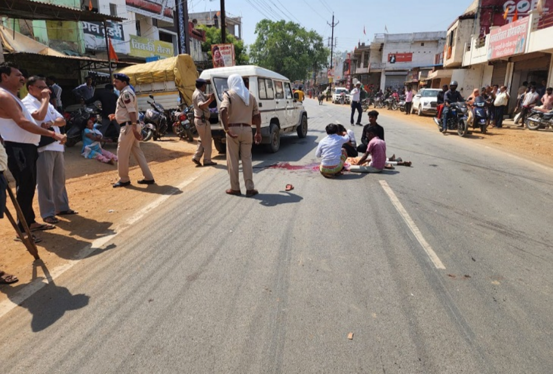 जशपुर में सड़क हादसा ओवरटेक करने की चक्कर में स्लिप हुई बाइक , पीछे बैठा 13 साल का नाबालिग नीचे गिरा बस ने कुचला मौके पर हुई मौत...