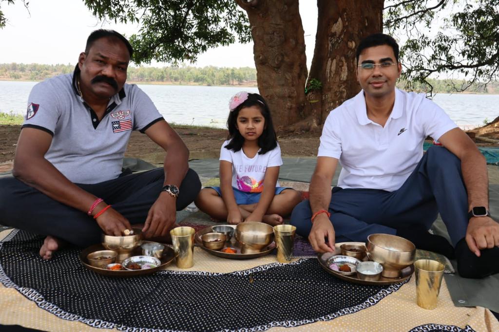 कलेक्टर ने बिटिया और एसपी सहित आम वृक्ष की छाया में लिया बोरे बासी का आनंद..