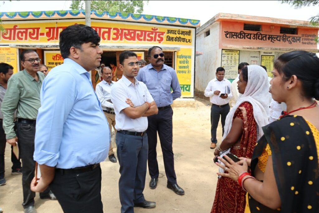 दुबछोला-अखराडांड़ पहुंचे कलेक्टर, शासकीय कार्यों और गतिविधियों का निरीक्षण, आवेदनों पर लिया संज्ञान, लापरवाही पर पंचायत सचिव के निलंबन के निर्देश..