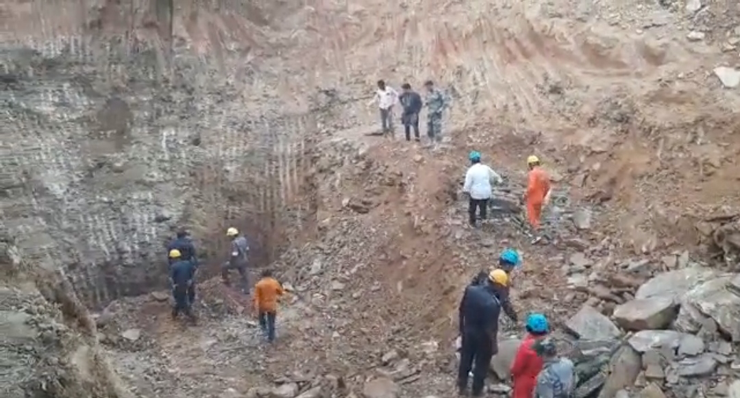 राहुल को बचाने छत्तीसगढ़ सरकार ने झोंकी पूरी ताकत, जीवन बचाने छत्तीसगढ़ में सबसे बड़ा ऑपरेशन... 4 आईएएस, 2 आईपीएस, 1 एएसपी ,2 डिप्टी कलेक्टर, 5 तहसीलदार, 4 डीएसपी, 8 इंस्पेक्टर समेत 500 अधिकारी-कर्मचारी मौके पर मौजूद..