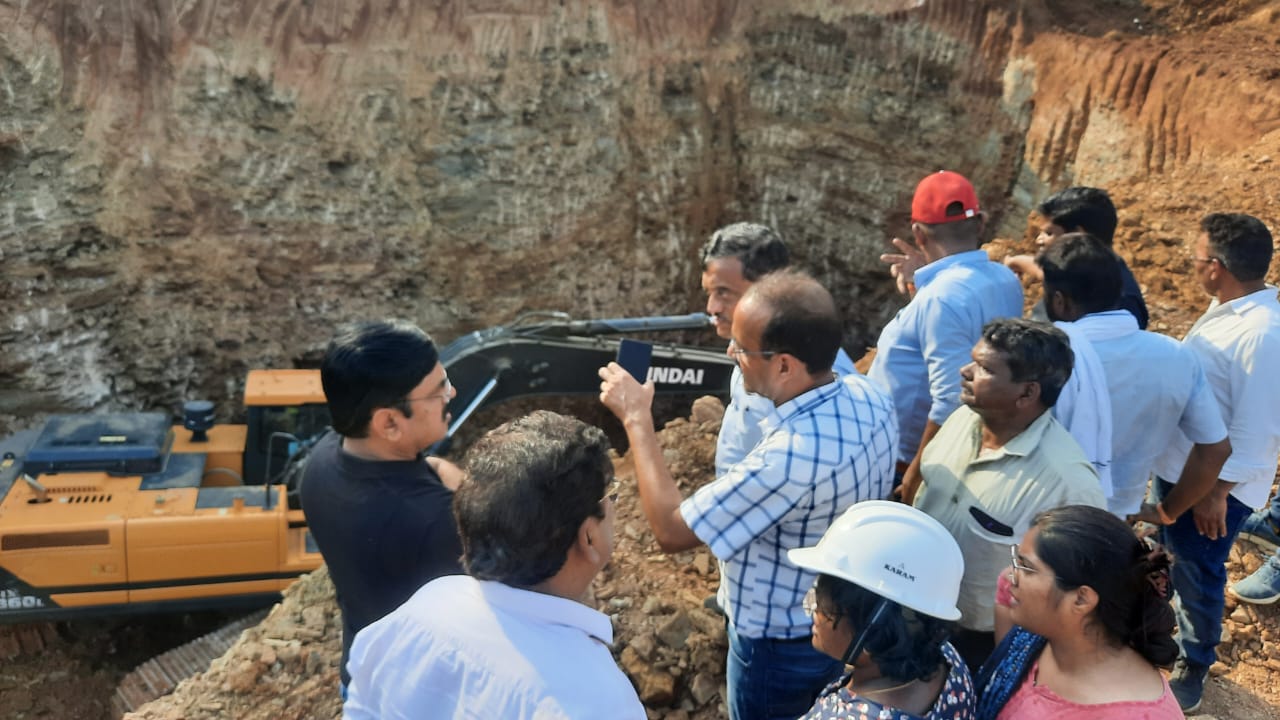 BIG BREAKING: राहुल को बचाने मानिकपुर, मनेन्द्रगढ़ से रेस्क्यू टीम पहुंची, कलेक्टर जितेंद्र शुक्ला भी मौजूद..