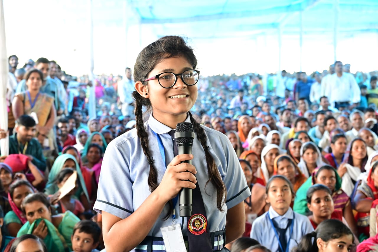 मुख्यमंत्री का छत्तीसगढ़ी में सवाल और छात्रा का फर्राटेदार अंग्रेजी में जवाब.. 