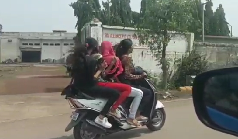 दो पहिया वाहन में 4 लोगों को बैठना पड़ा महंगा, 2 हज़ार 5 सौ का कटा चालान...