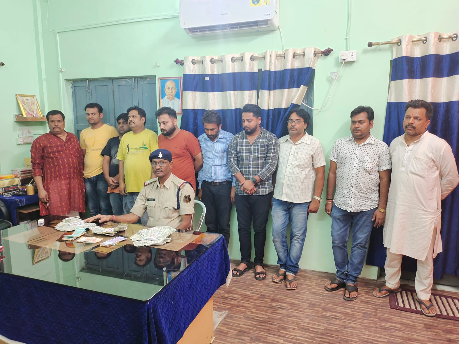 जुआरी चढ़े पुलिस के हत्थे : 10 व्यक्ति जुआ खेलते गिरफ्तार... नवपदस्थ पुलिस अधीक्षक त्रिलोक बंसल के निर्देश में मनेन्द्रगढ़ पुलिस की कार्यवाही..