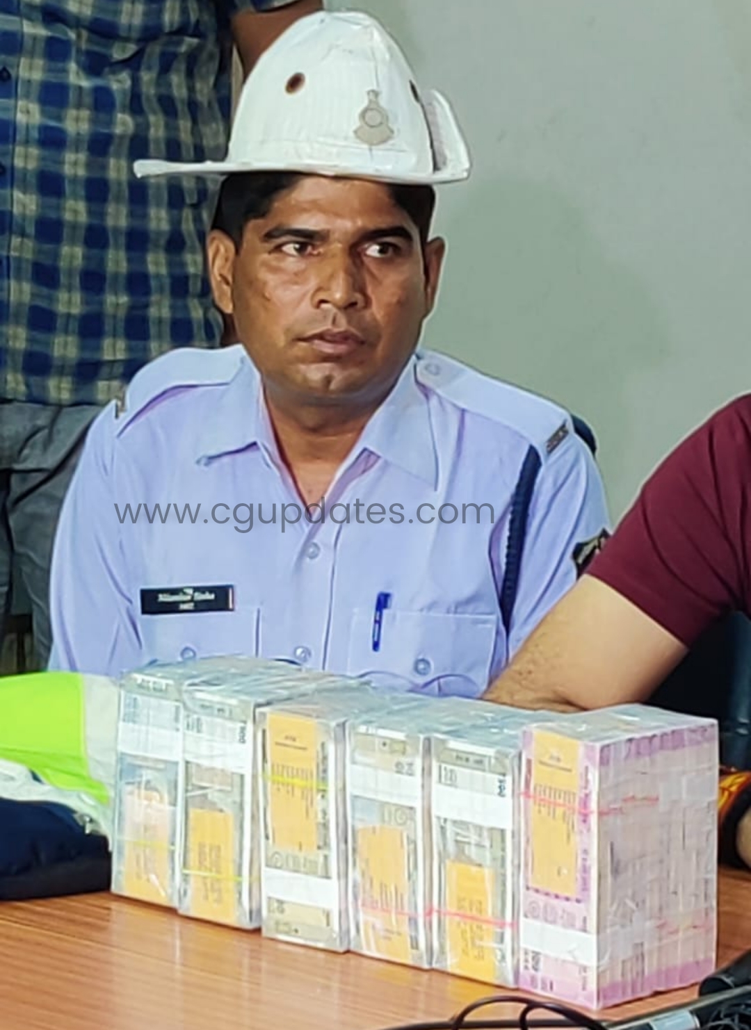 सड़क पर मिले 45 लाख  एयरपोर्ट रोड पर कर रहे पुलिसकर्मी  को मिला, ईमानदारी की मिसाल की पेश पुलिस कंट्रोल रूम में जमा कराए पूरे पैसे देखे क्या हुआ था...