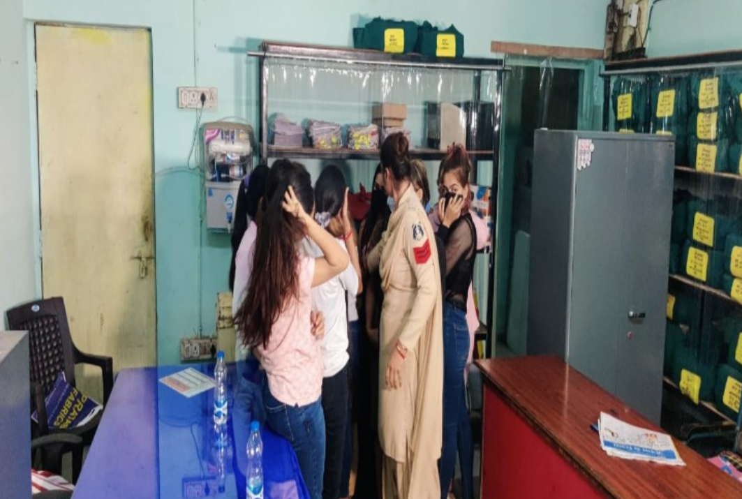 रायपुर 5 स्टार होटल मे चल रहा था जिस्म का धंधा 11 लड़कियों सहित 2 दलाल गिरफ्तार