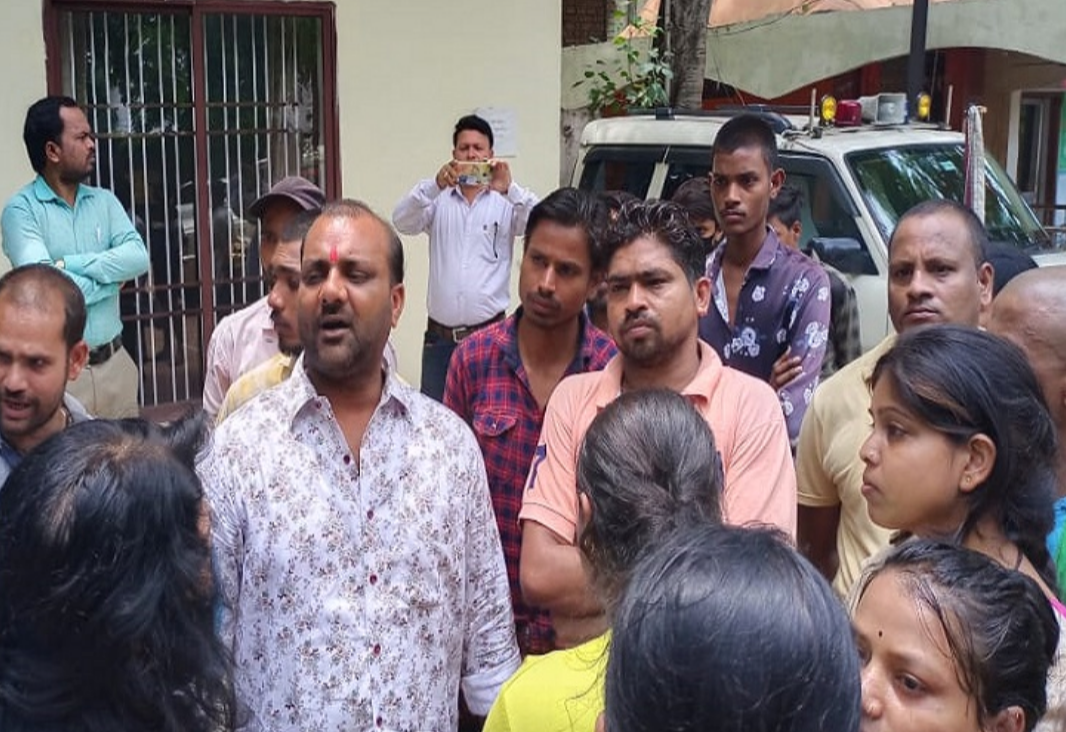 रायपुर मूकबधिर के मर्डर के बाद परिजनों ने घेरा थाना बोले हत्यारी लड़की को पुलिस नाबालिग बता रही जांच की मांग की , एक महीने पहले ही युवक की शादी हुई थी 