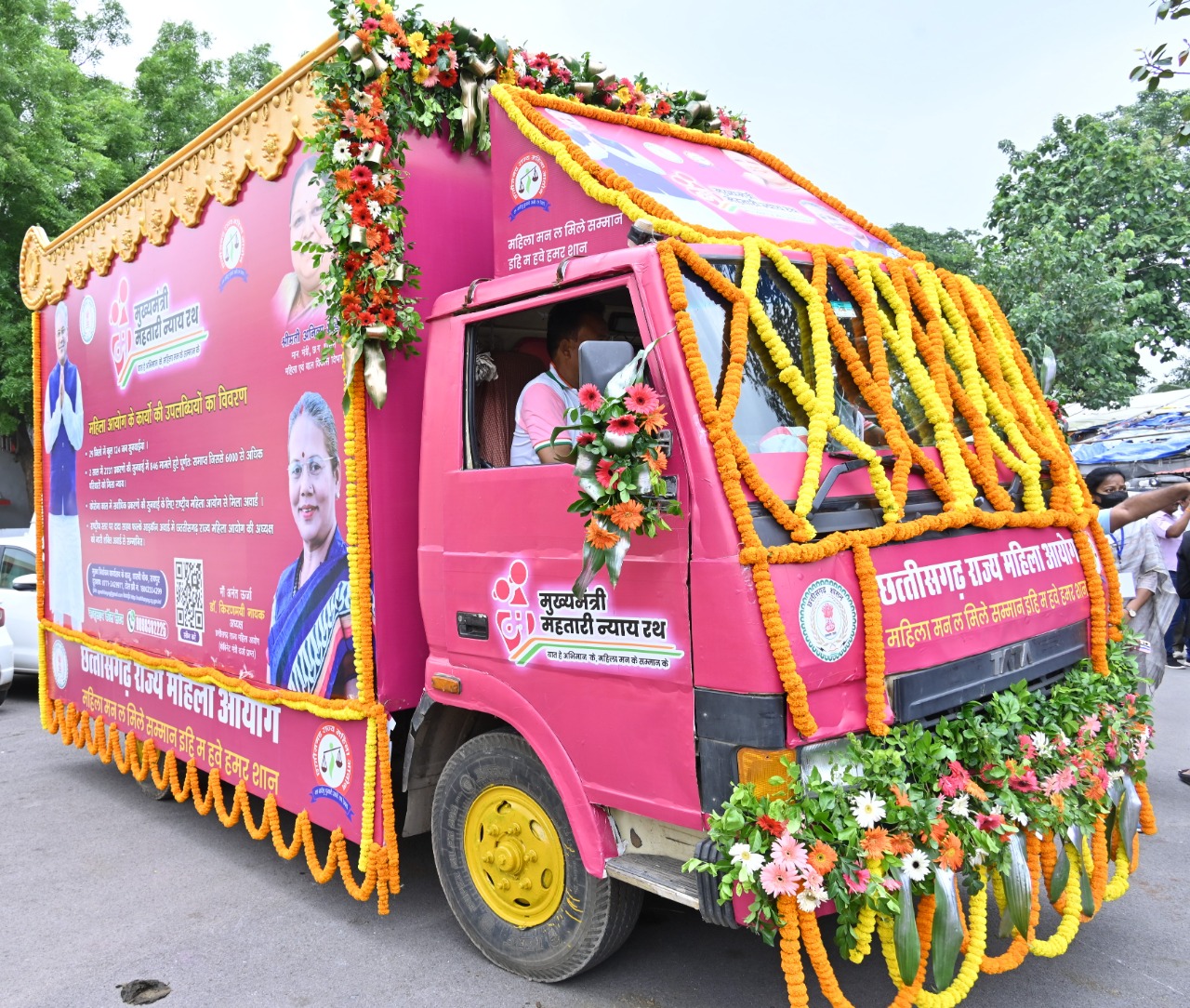 छत्तीसगढ़ राज्य महिला आयोग ने हरेली तिहार से की महिला सशक्तिकरण की नई पहल  मुख्यमंत्री श्री भूपेश बघेल ने &rsquo;मुख्यमंत्री महतारी न्याय रथ&rsquo; को हरी झंडी दिखाकर रवाना किया फ़िलहाल 9 जिले से होगी शुरुआत इस नंबर में कर सकेंगे शिकायत दर्ज
