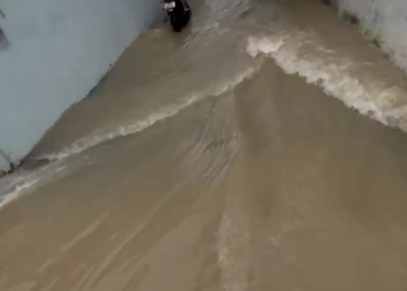 बिलासपुर बारिश बनी आफत गाँव से लेकर कॉलोनी डूबी बहुत से लोग हुए बेघर प्रशासन के सारे दावे फेल