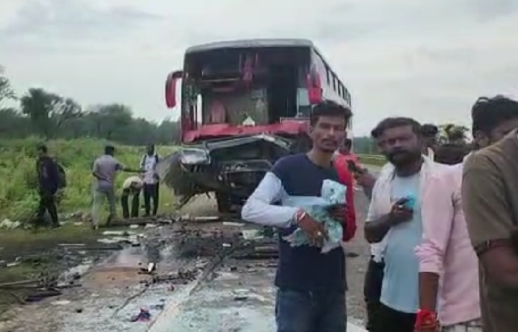 छत्तीसगढ़ में बस और कार की टक्कर 5 की हुई मौत रायपुर- जगदलपुर हाईवे पर बड़ा हादसा ; हादसा इतना भयानक की गैस कटर से काटकर निकाले गए शव
