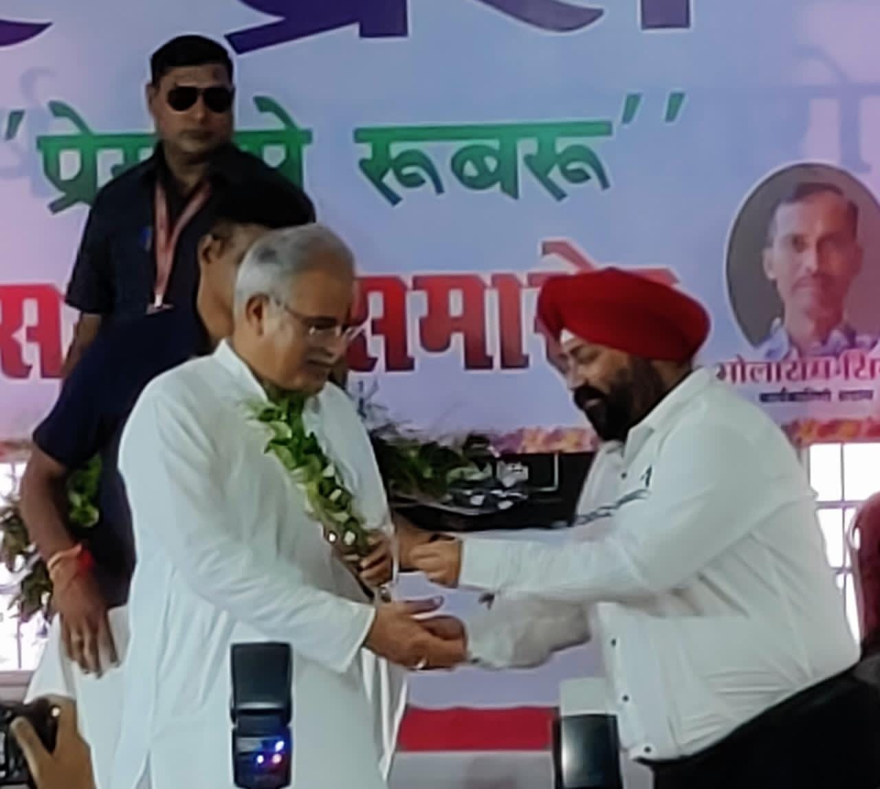 पत्रकारों के बीच सीएम बघेल ने की गुरुचरण होरा की तारीफ़, जुगाड़ के मामले में बताया माहिर