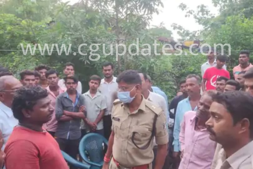 छत्तीसगढ़ 12 साल के स्टूडेंट ने लगा ली फांसी : स्कूल ड्रेस में फंदे पर लटकी मिली लाश ; घर के बाहर काम पर गया था पूरा परिवार