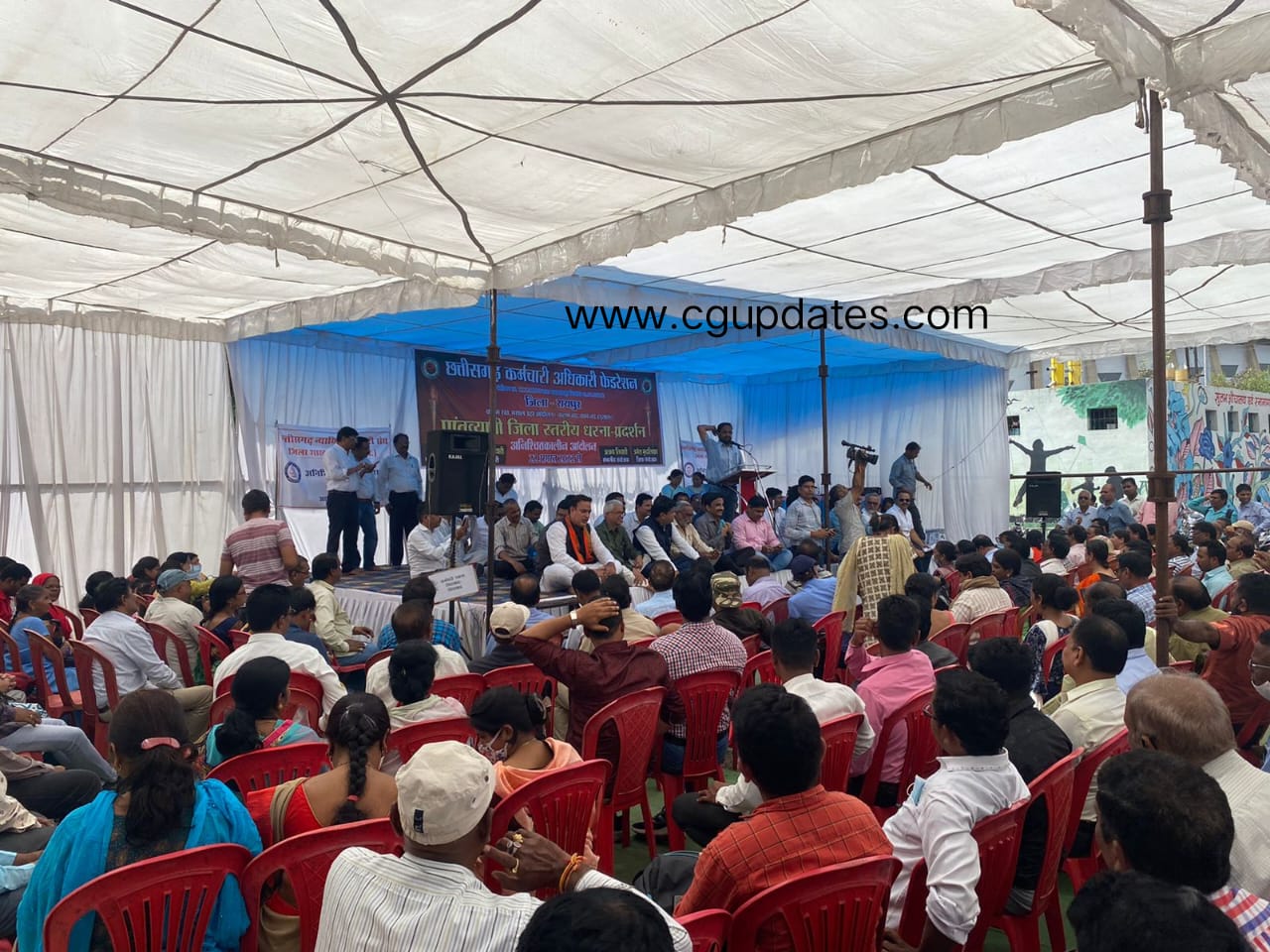 कर्मचारियों की हड़ताल से आम आदमी के काम अटके कलेक्ट्रेट बंद ,शिक्षको का समर्थन नही।