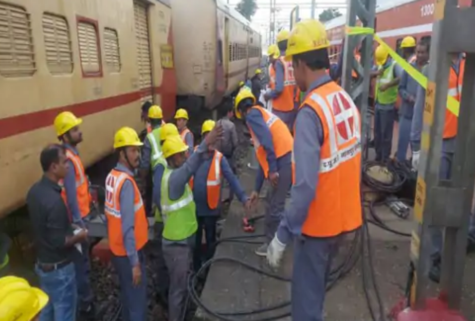 छत्तीसगढ़ शिवनाथ एक्सप्रेस हुई डिरेल डोंगरगढ़ रेल्वे स्टेशन में 2 कोच पटरी से उतरे....