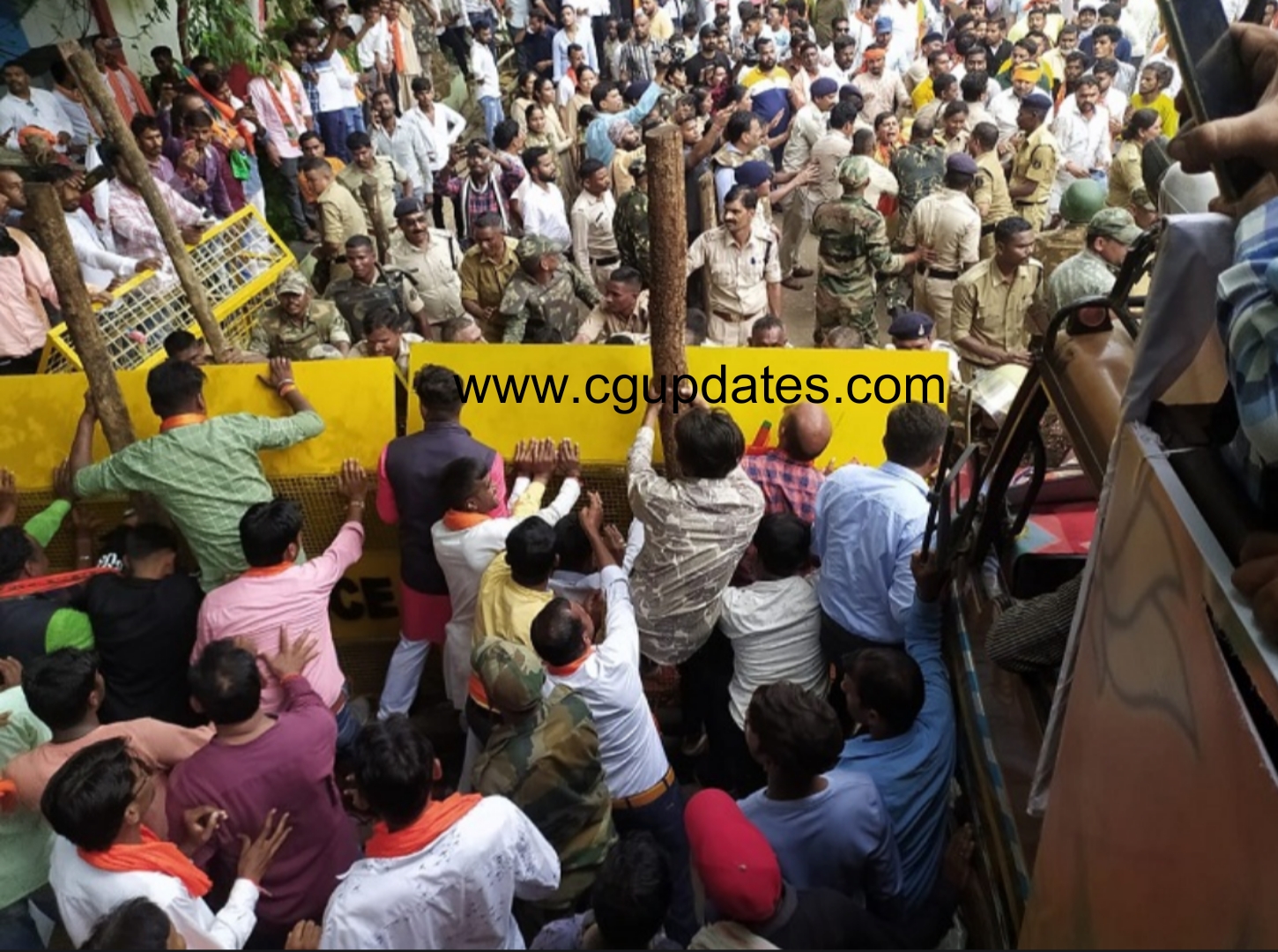 कल सयंम के बाद अब एक्शन में पुलिस BJYM के हल्ला बोल के बाद सैकड़ो पे हुई FIR सीएम हाउस में फेके पत्थर और लकड़ी ,मोहन मरकाम के बंगले में फेंके गोबर ,विद्याचरण शुक्ल चौक में तोड़फोड़ देखे इन तस्वीरों में कई पुलिस वालों के साथ भाजपा कार्यकर्ता भी हुए चोटिल...