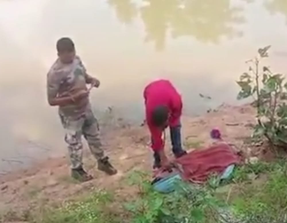 छत्तीसगढ़ तालाब में डूबने से 3 सगे भाई बहन की मौत पैर फिसलने से हुआ हादसा, परिजनों का रो रो कर बुरा हाल 