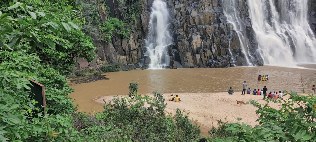 रमदहा जलप्रपात रेस्क्यू अपडेट : डूबे हुए 7 लोगो में से 3 युवक के शव हुए बरामद, 1 युवती सुरक्षित.. 3 अभी भी लापता.. सीएम भूपेश बघेल ने जताया दुःख.. कलेक्टर कोरिया को दिए अहम निर्देश..