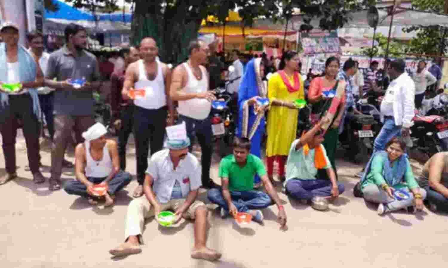 छत्तीसगढ़ में दैनिक भोगी का अनोखा प्रदर्शन,भीख मांग कर नियमतिकरण की मांग पिछले 16 दिनों से बैठे है हड़ताल पर 