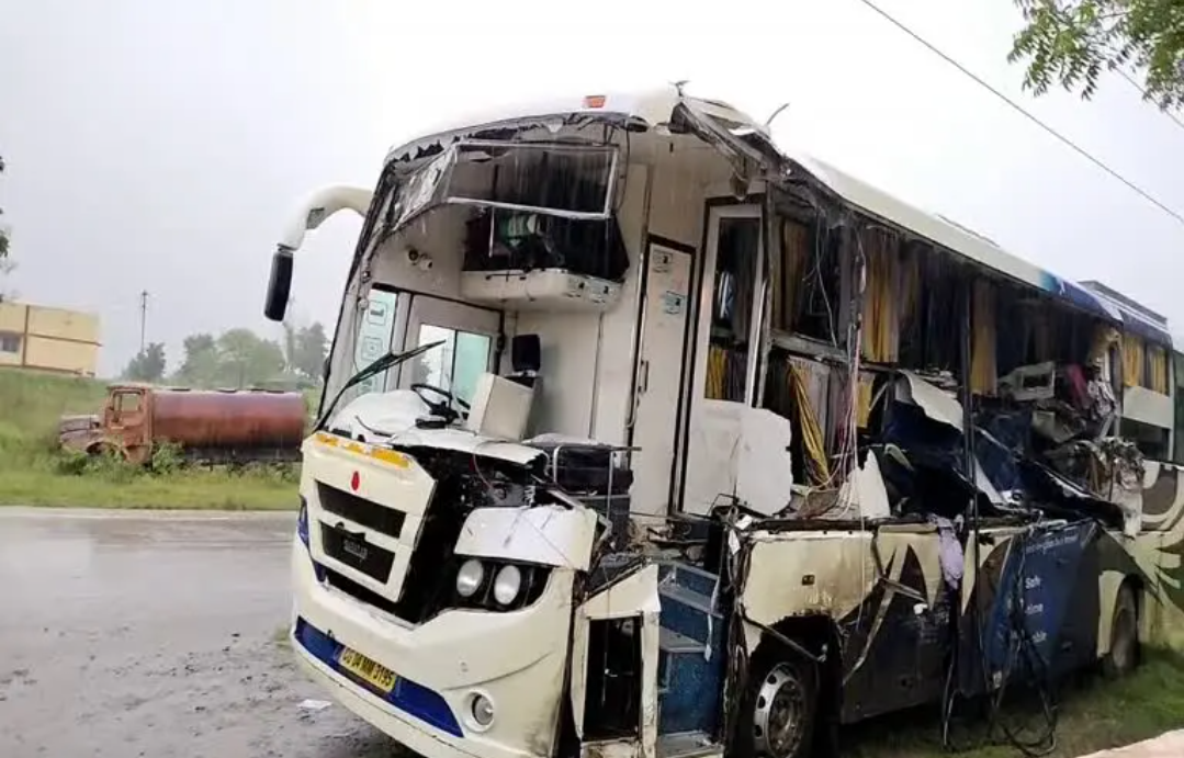 छत्तीसगढ़ में भीषण हादसा सड़क किनारे खड़ी ट्रेलर में टकराई बस 7 की मौत , 12 से ज्यादा घायल