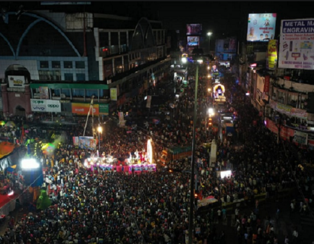 बरसते बारिश में निकली झांकिया हजारों की भीड़ सुबह तक चला विसर्जन...