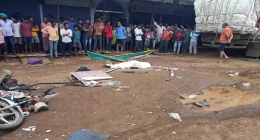 छत्तीसगढ़ में बड़ा हादसा तेज रफ्तार ट्रक ने यात्री बस को टक्कर मारते हुए खड़े बाइक सवारों को कुचला, 3 की मौत वही.....