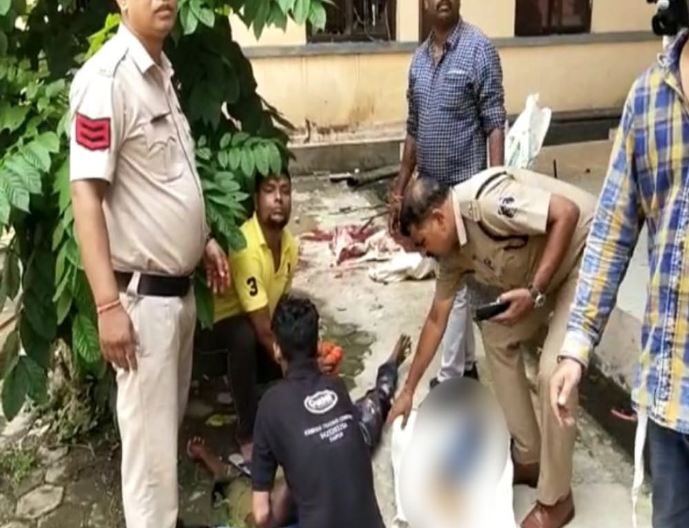 छत्तीसगढ़ गुब्बारा फुलाते समय हुआ बड़ा हादसा, स्कूल में  अग्रेसन समारोह की चल रही थी तैयारी ,गुब्बारा फुलाते समय फूटा सिलेंडर युवक का पैर अलग हो कर 10 फिट दूर फ़ेंकाया