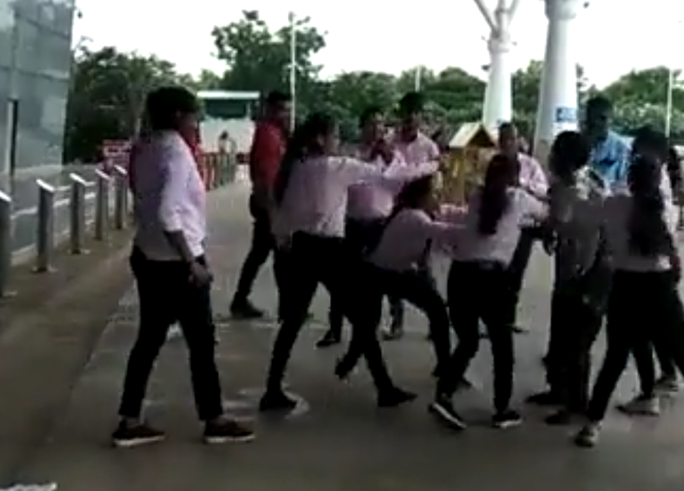 रायपुर एयरपोर्ट में लड़कियों की गुंडागर्दी, ड्राइवर की सैलरी को ले कर हुआ विवाद ,सभी लड़कियां राहुल ट्रेवेल्स की स्टॉफ ..