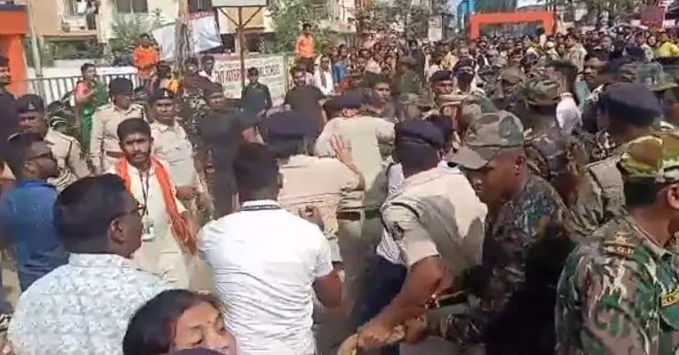 रायपुर कथावाचन स्थल में युवक कर रहा था बदतमीजी पुलिसकर्मी ने जमकर पिटा अब जमकर सोशल मीडिया में विडियो हो रहा वायरल देखे विडियो 