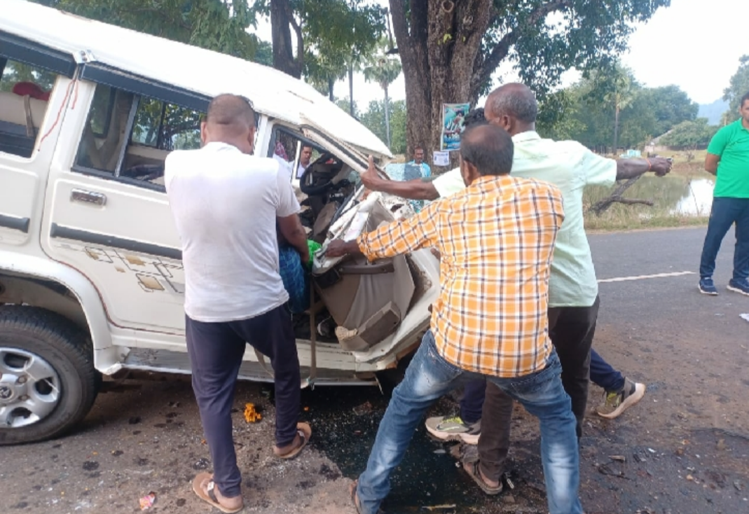 छत्तीसगढ़ में भीषण हादसा ट्रक और बोलरो की जोरदार टक्कर 8 की मौत 2 घायल अर्थी विसर्जन करके लौट रहा था परिवार 